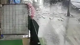 Küçükçekmece'de bir binanın dış cephesi sokağa döküldü