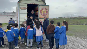 Karslı çocuklara oyuncak taşıyan karavan sınır köyüne ulaştı