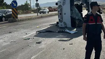 Mersin'de öğrenci servisi devrildi Bir öğrencinin durumu ağır