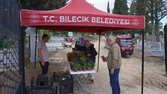 Bilecik’te bayram sabahı mezarlık ziyaretlerine çiçekli dokunuş