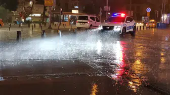 İzmir’de aniden bastıran sağanak günlük hayatı felç etti