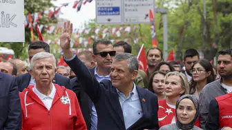 Özgür Özel siyasetin yaş ortalamasından dert yandı
