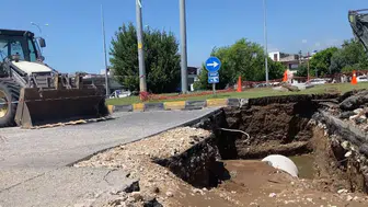 İskenderun sanayisinde ana su borusu patladı dükkanları su bastı