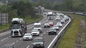 Bayram yolcuları Bolu geçişinde uzun araç kuyrukları oluşturdu