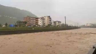 Trabzon Araklı'da sel felaketi yolları kapattı