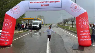 Bayburtlu gençler Demirözü yollarında madalya için ter döktü