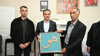 Erzurum Valisi bayramda şehit evlerine konuk oldu