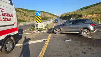 Bingöl yolunda direksiyon hakimiyeti kaybedilen araç köprüye çarptı