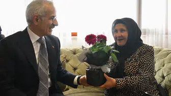 Bakan Uraloğlu Trabzon'da huzurevi sakinlerini ziyaret etti