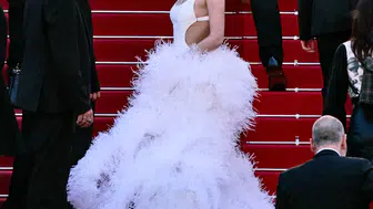 Demet Özdemir Cannes kırmızı halısında Türk modasını temsil etti