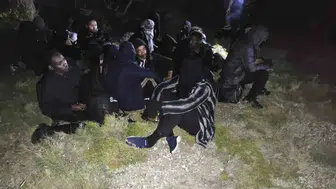 Çeşme kıyılarında gece operasyonu 29 kaçak göçmen yakalandı
