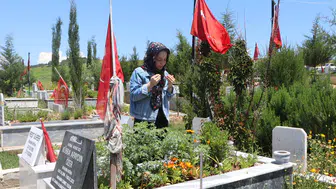 Adana’da deprem şehitliğinde bayram burukluğu