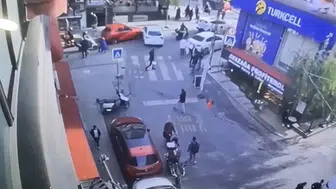Kağıthane'de kontrolden çıkan otomobil dürümcü dükkanına daldı