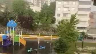 Tokat’ta sağanak yağış cadde ve sokakları göle çevirdi