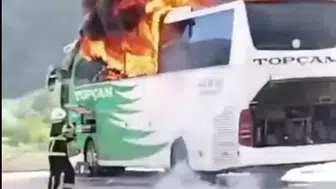 Amasya terminalinde park halindeki otobüs küle döndü