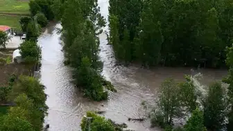 Yeşilırmak taştı Tokat’ta bir araç sular altında kalmaktan kurtarıldı