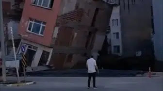 Erdek’te temel kazısı sırasında üç katlı bina yerle bir oldu