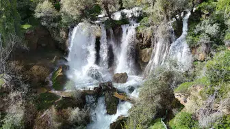 Sızır Şelalesi ilkbaharla taştı ahşap köprü sulara gömüldü