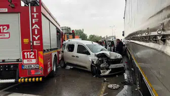 Sakarya’da yangına koşan itfaiye zincirleme kazaya karıştı