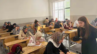 Diyarbakırlı veliler çocuklarının sırasına oturup sınava girdi
