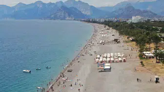 19 Mayıs tatili Konyaaltı Sahili’ni doldurdu