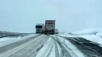 Baharın ortasında kış geri döndü Ilgar Dağı’nda tırlar mahsur kaldı