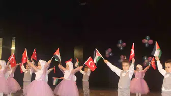 Silifkeli minikler yıl sonu gösterisinde sahnede devleşti