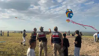 Ceylanpınar sınırında çocukların uçurtma keyfine jandarma da eşlik etti