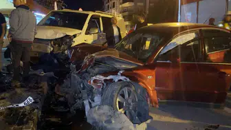 Aksaray’da alkollü sürücü park halindeki araçlara daldı