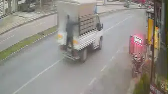 Adana sokaklarında motosikletli et hırsızlığı kameraya yansıdı