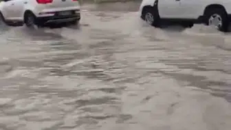 Ankara'da ani bastıran yağış trafiği felç etti