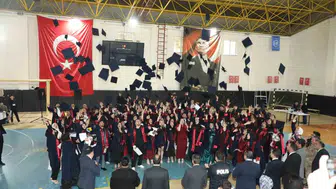 Narman Meslek Yüksekokulu öğrencileri diplomalarını coşkuyla aldı