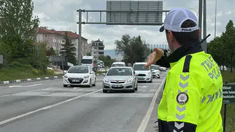 Kütahya yollarında bayram trafiği 10 kilometreyi aştı