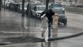Gaziantep sokaklarında aniden bastıran sağanak günlük hayatı felç etti