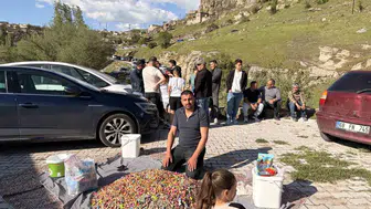 Güzelyurt mezarlıklarında şekerli gelenek bu bayramda da yaşatıldı