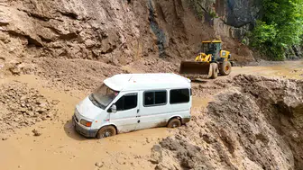 Trabzon’da yamaçtan kopan toprak minibüsü yuttu