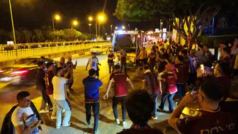 Trabzonspor taraftarı Antalya sokaklarını bordo-maviye boyadı
