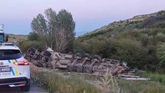 Malatya yolunda ekmek taşıyan tır kaza yaptı