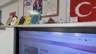 Öğrencilerin yeni sınıf arkadaşı akıllı tahtaya yuva kuran bir kumru oldu