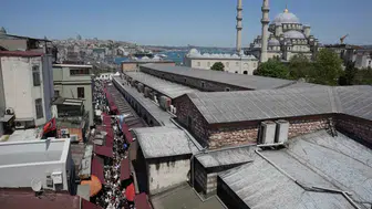 19 Mayıs tatilini fırsat bilen İstanbullular Eminönü meydanını doldurdu
