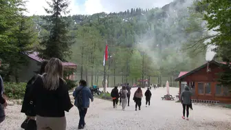 Borçka Karagöl bayram tatilinde doğa tutkunlarının akınına uğradı