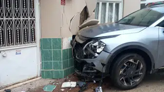 İnegöl’de kontrolsüz kavşak kazası evin duvarını yıktı