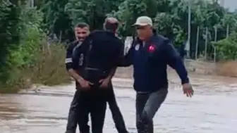 Mersin'de sel sularına kapılan vatandaş ölümden döndü