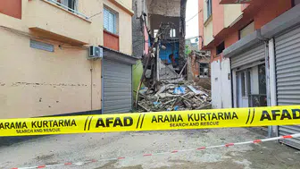 Adana'da metruk bina sağanak ve depremle çöktü