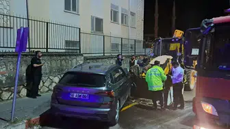 Siirt’te iş makinesi ile otomobil çarpıştı 5 kişi yaralandı