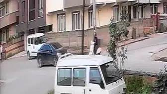 İnegöl'de kavşak kazası güvenlik kamerasına yansıdı