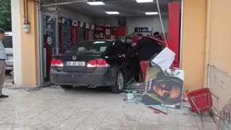 Amasya’da çay içmeye giden sürücü otomobiliyle dükkana girdi