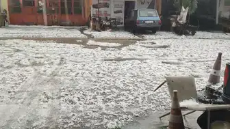 Besni sokakları bir anda beyaza büründü