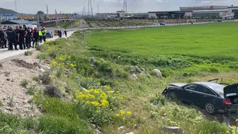 Ehliyetsiz sürücünün polisten kaçışı şarampolde bitti