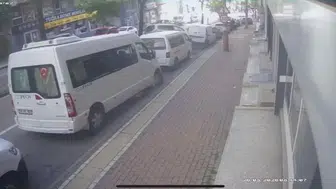 Bursa Yıldırım’da kontrolden çıkan araç ortalığı birbirine kattı